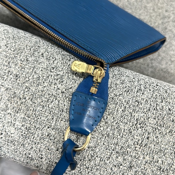 LOUIS VUITTON ÉPI POCHETTE - Picture 3 of 7